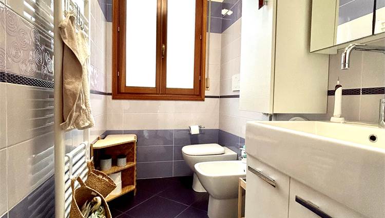 bagno con servizi