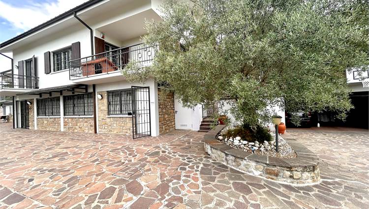 patio fronte casa