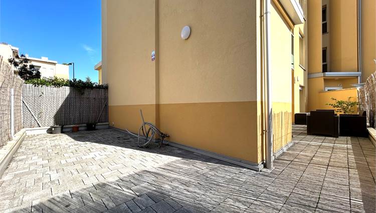 corte pavimentata esclusiva