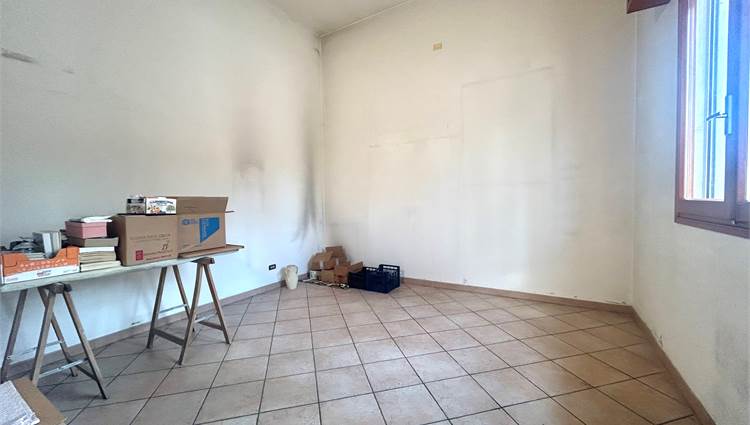 locale piano rialzato